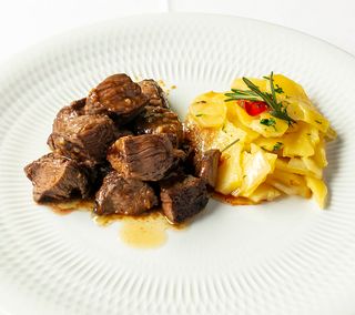 Salteado de solomillo a los ajos tostados.