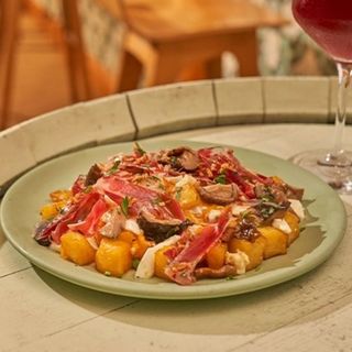 Huevos Rotos Con Setas Y Paletilla