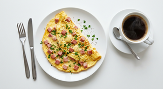 Omleta șuncă si cascaval+Cafea sau Ceai