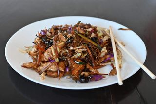 Svinjetina sa nudlama i povrćem