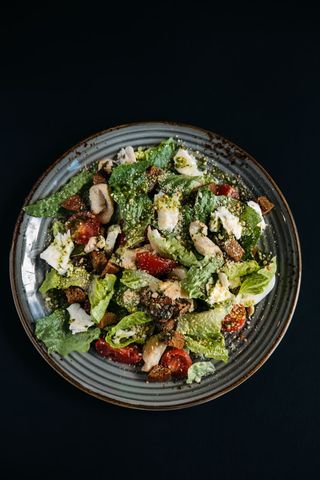 Салат з куркою та моцарелою від сировара Миколи (220г)