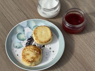 Сирники зі сметаною та полуничним соусом (100/60g)