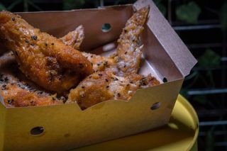 Alitas de pollo lemon pepper x4 con salsa de nata agria