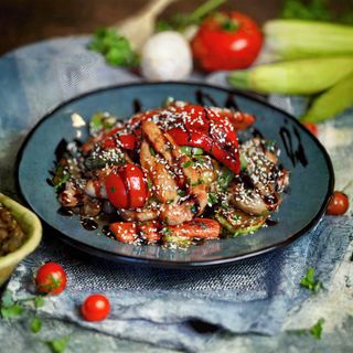 ცხელი სალათა ქათმის რბილით და გამომცხვარი ბოსტნეულით