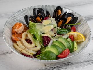 Теплий салат із морепродуктами (290/25g)
