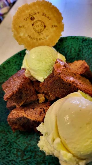 Brownie con helado de vainilla