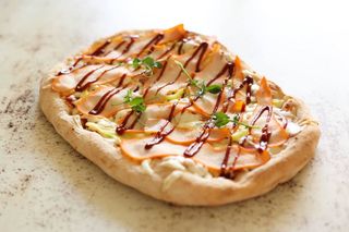 Римская пицца с копчёным цыплёнком