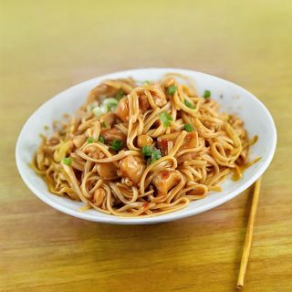 134. Спагети с пилешко (800г)