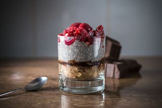 Budinca cu chia cu ciocolata neagra si visine