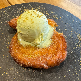Torrija con helado de pistacho