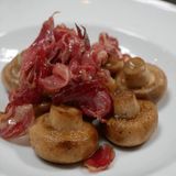 Champiñones a la brasa con jamón