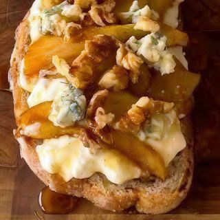 TOSTA DE PERA ASADA Y MIEL