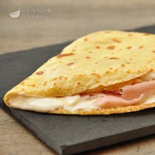 5 pollo, emmental, patatine fritte, kechup, maionese 