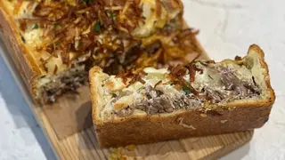 Пирог с говядиной под белым соусом (порция) 