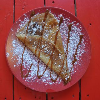 Crepe Con Dulce De Leche Y Azúcar Glass
