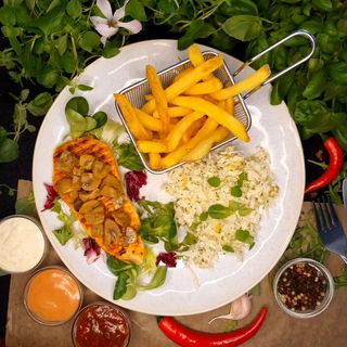 Filet z kurczaka z duszonymi pieczarkami i cebulą