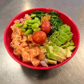 49. Salmón poke bowl