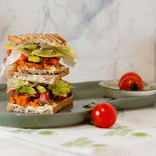 Avoveggy - сандвич с авокадо и печен батат