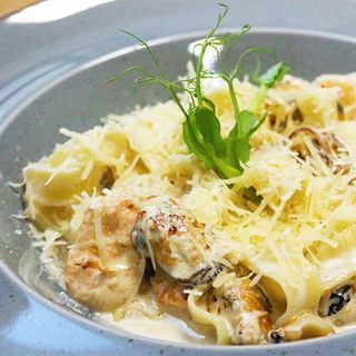 Тальятеле з морепродуктами та лососем у вершковому соусі (300г)