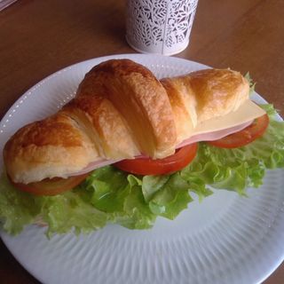 Croissant sandwich 