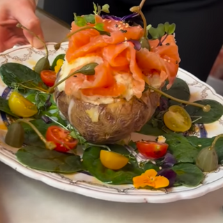 Bomba De Patata Asada Rellena De Salmón (1 Ud.)