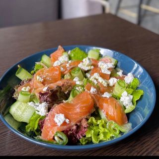 Салат з лососем (300г)