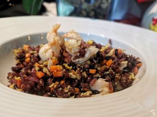 Riso venere saltato con gamberi e verdure