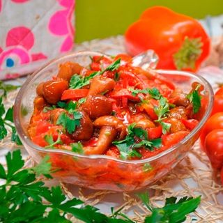 Опята с помидорами