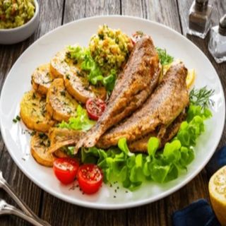 Lubina Con Ensalada Y Papas