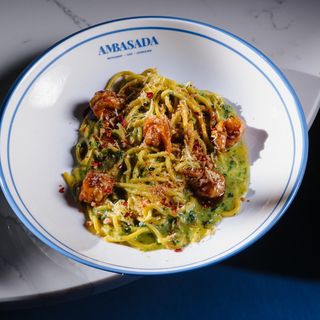 Спагетті з креветками, пангрататою та соусом на жовтках