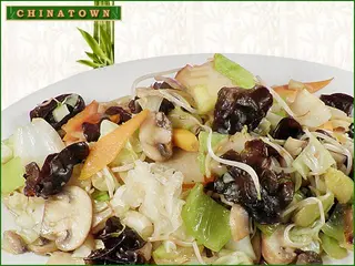 Задушени зеленчуци с китайски гъби и бамбук