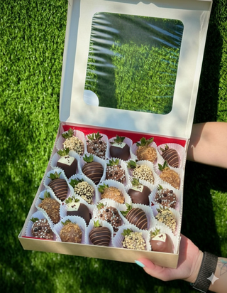 კალათა ყვავილებით და მარწყვით შოკოლადში