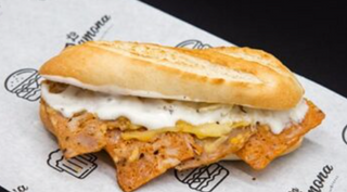 Ramoncito de kebab de pollo con queso fundido y salsa César