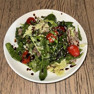 Теплый салат с говядиной