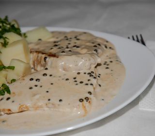 Cotlet de porc cu sos de piper verde