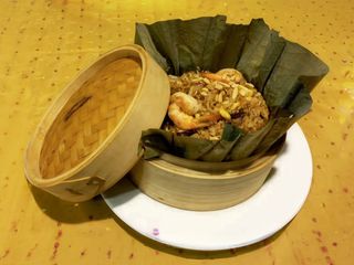 93. Arroz envuelto en hoja al loto al vapor 