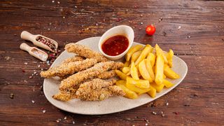 Crispy în pesmet cu semințe și ceapă și cartofi