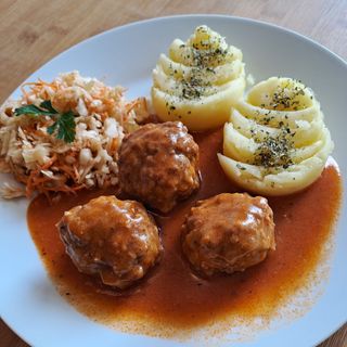 Pulpety w sosie pomidorowym , ziemniaki , surówka 