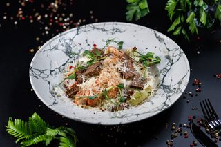 Черный цезарь с креветками