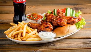 Meniu aripioare de pui dezosate la gratar + Coca Cola 1 L