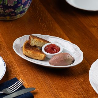 პაშტეტი გახუხული პურით და ჯემით