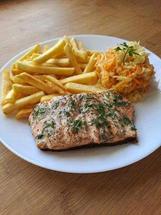 Łosoś w ziołach , ziemniaki purée , surówka 