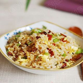 Riso saltato con salsiccia di sichuan e uovo