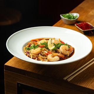 Makaron udon z krewetkami i warzywami