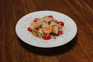 Салат «Цезарь» с креветками/ Salata cezar cu creveti