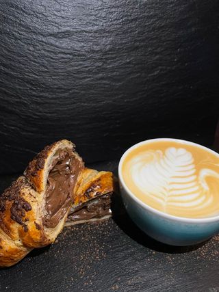 Ofertă- croissant cu ciocolată și cappuccino