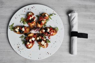 Bruschetta  sa mozzarellom, maslinama i paradajzom