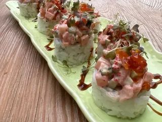 РОЛ З ТАР-ТАРОМ ГРЕБІНЦЯ ТА КРЕВЕТКОЮ (400/30g)