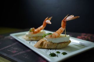 Montaditos gambero crudo e bufala