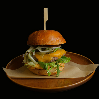 Бургер з яловичою котлетою
